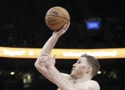 英雄联盟总决赛直播-包含湖人翻盘猛龙，哈里斯完成帽子戏法的词条