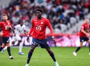 英雄联盟总决赛门票-足球场上的风暴：球队展现实力冲刺榜首