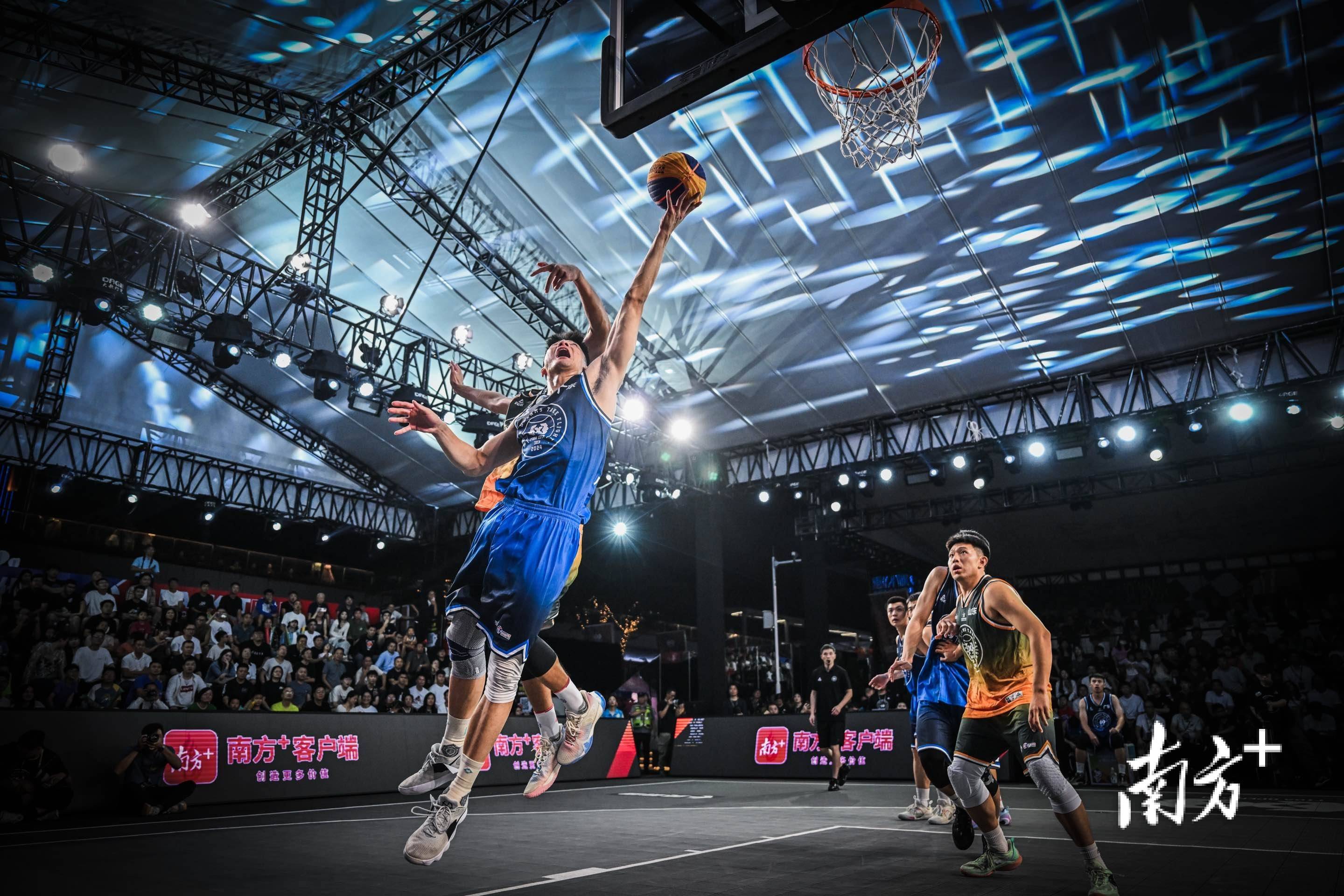 青少年篮球比赛激烈展开，全力拼搏无畏挑战的简单介绍