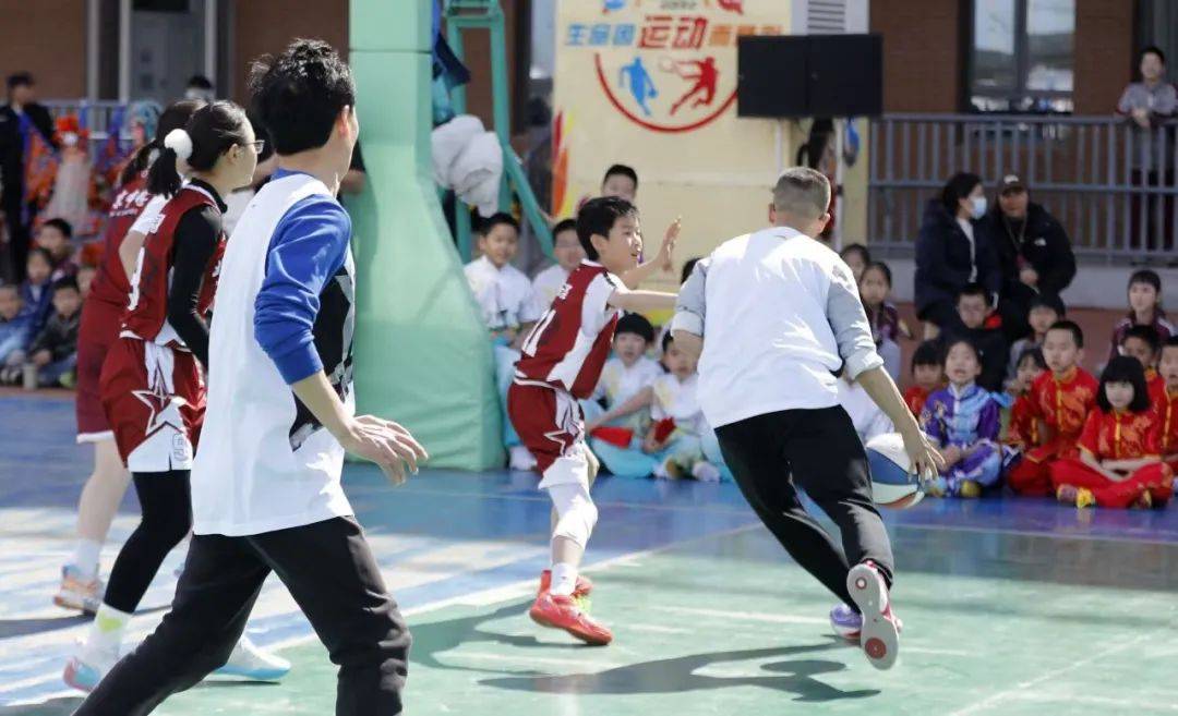 青少年篮球比赛激烈展开，全力拼搏无畏挑战的简单介绍