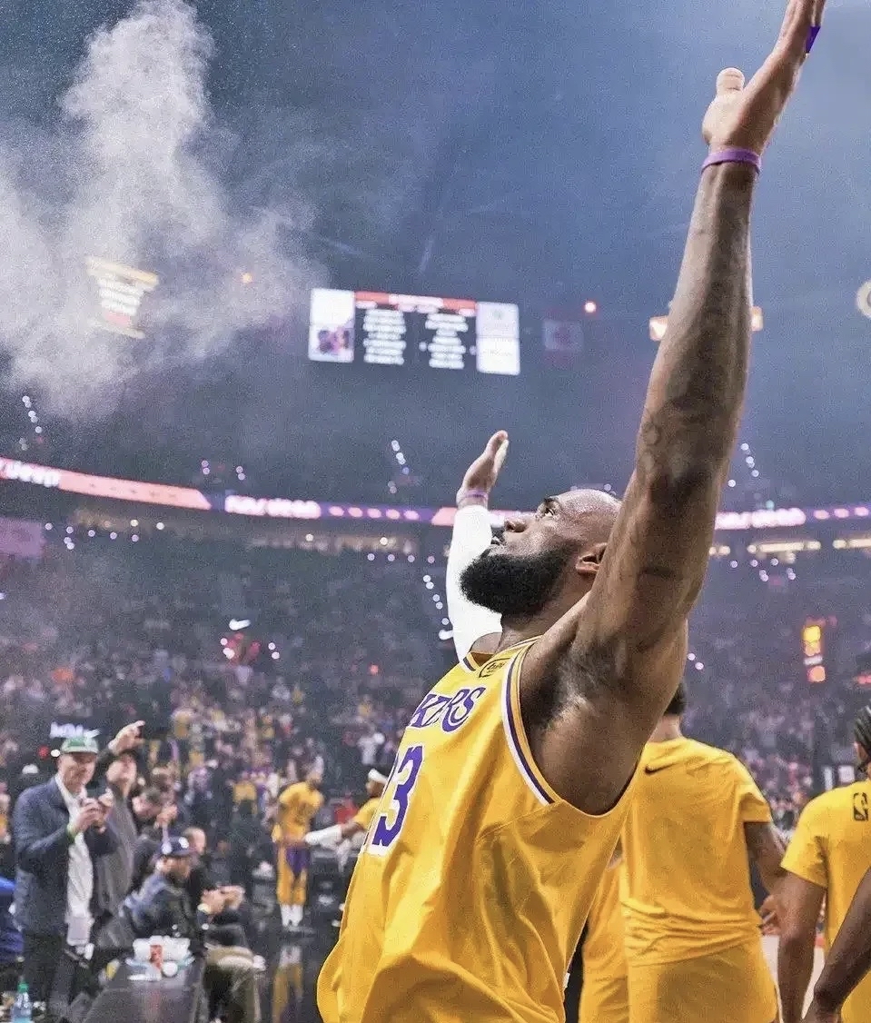 詹姆斯带队风光赢！湖人NBA总决赛夺冠