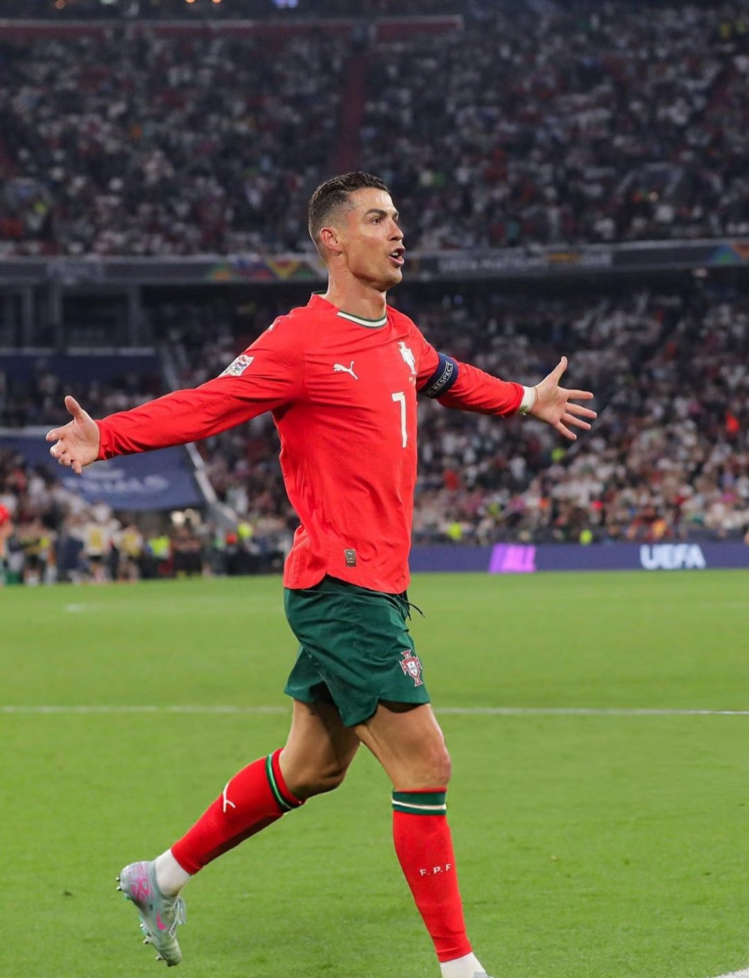 耶罗守门员发挥神勇,帮助球队稳定阵脚 耶罗守门员发挥神勇,帮助球队稳定阵脚