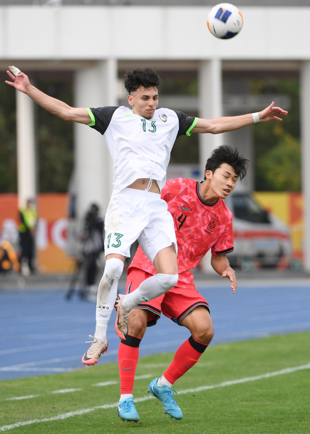 亚洲球员飞奔进球,帮助球队获胜 亚洲球员飞奔进球,帮助球队获胜