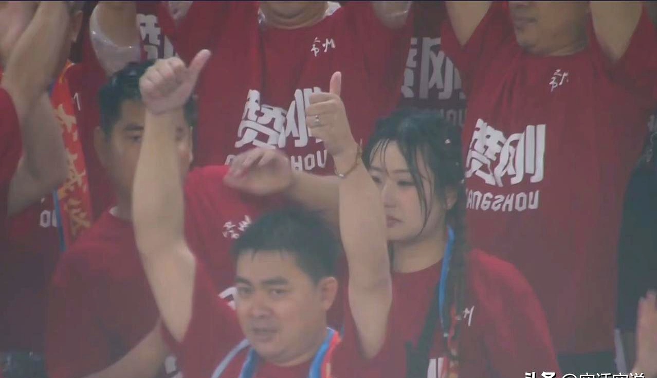 观众在台下的掌声持续不断,为球员加油打气 观众在台下的掌声持续不断,为球员加油打气