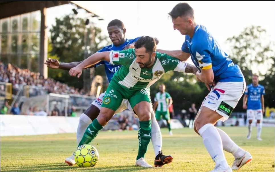 比赛场面紧张刺激,球员争夺胜利 比赛场面紧张刺激,球员争夺胜利