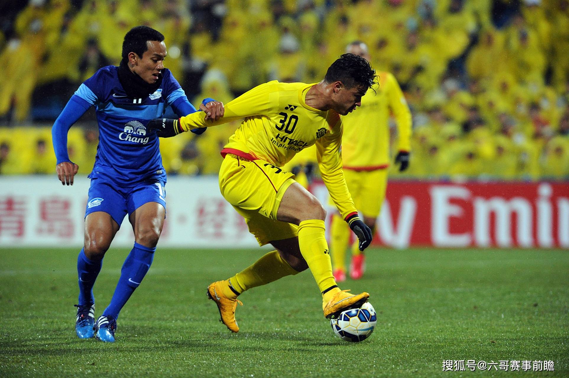 比赛场面紧张刺激,球员争夺胜利 比赛场面紧张刺激,球员争夺胜利