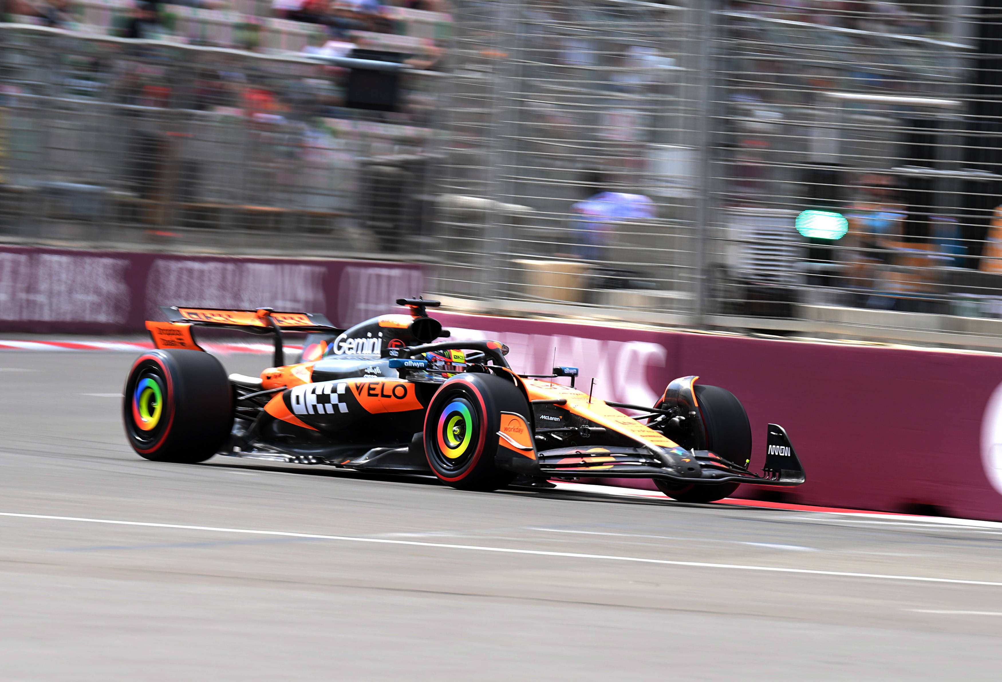 迈凯伦绝杀红牛车队,塞恩斯刷新纪录 迈凯伦绝杀红牛车队,塞恩斯刷新纪录