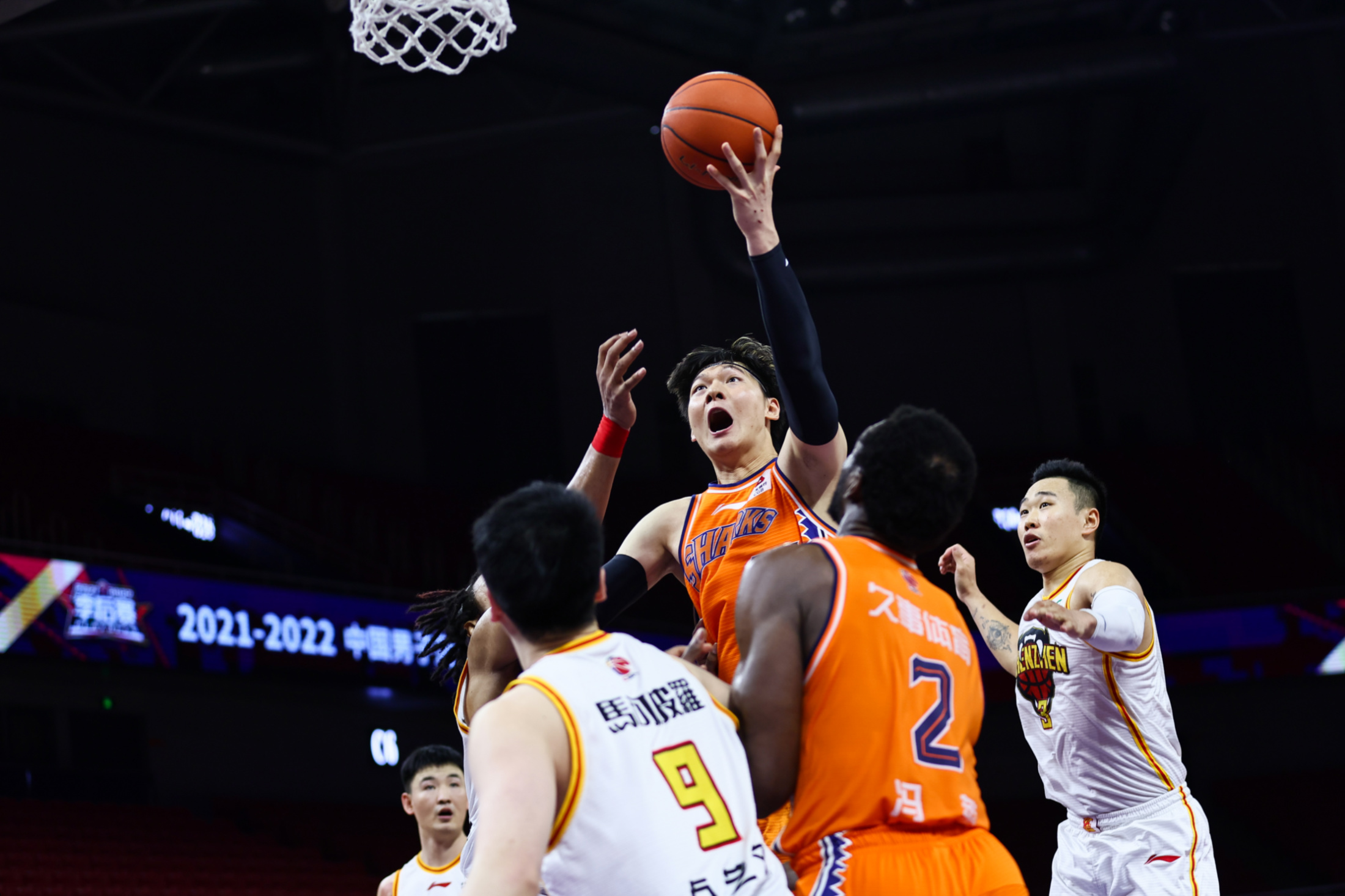 浙江队翻盘青岛队，王哲林带队取胜