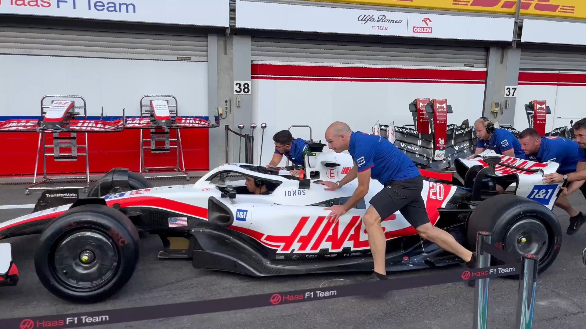 哈斯车队鏖战雷诺车队，皮亚斯特里关键制胜