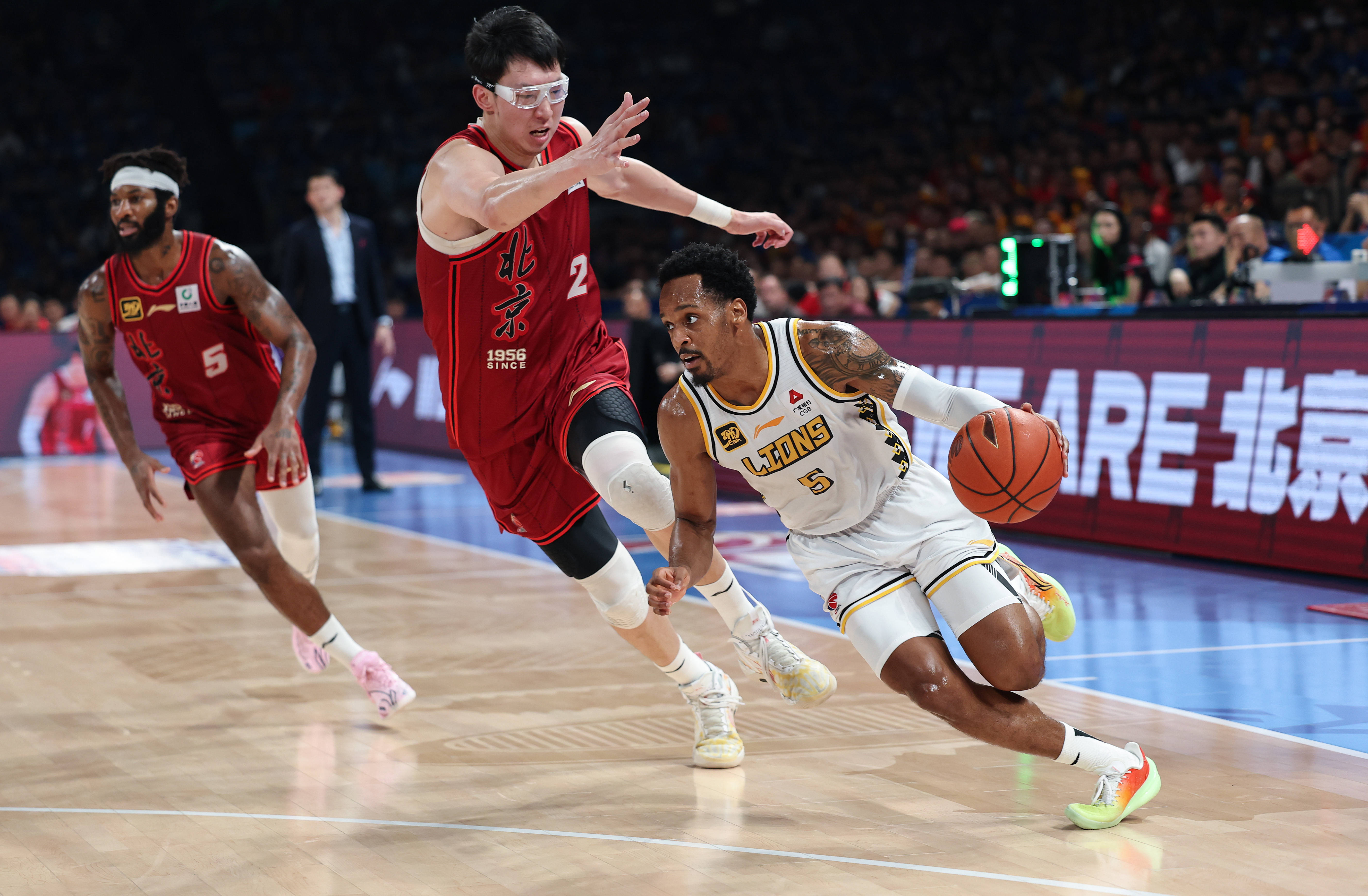 上海队完胜深圳队,周琦高光表现 上海队完胜深圳队,周琦高光表现